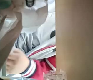 苏州校园实拍激情:小圆圆数学课乳夹裸露诱惑,下课厕所自慰偷拍同学未遂,刺激遗憾!